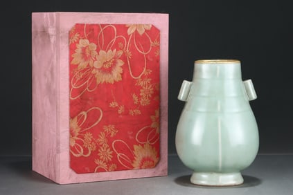 An Exquisite Longquan yao Cover with Gold Double-Ears Vase