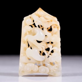 An exquisite white jade plaque with auspicious clouds and dragon pattern