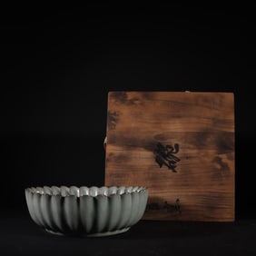 An Exquisite Guan yao Celadon Glazed Bowl