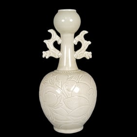 An Exquisite Ding yao Flower Pattern Double-Ears Vase