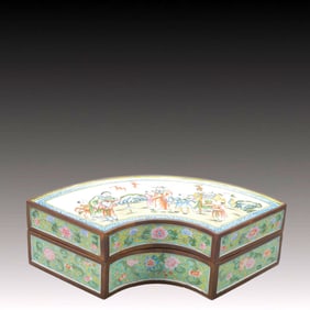 An Exquisite Painted Enamel Character and Story Pattern Cover Box