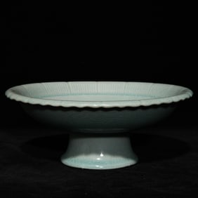 An Exquisite Ru yao Flower Pattern Plate
