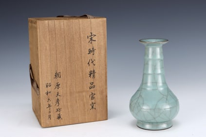 An Exquisite Guan yao Vase