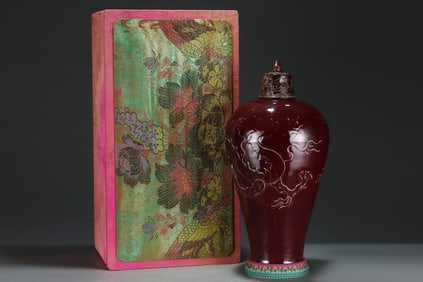 A Huge Ji Red Glazed Dragon Pattern Bottle