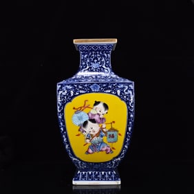 A Huge Blue and WhiteAn Exquisite Famille-Rose Character and Story Pattern Vase