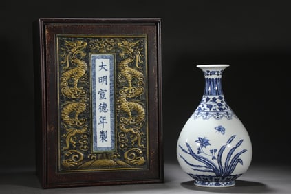 A Rare Blue and White Flower and Butterfly Pattern Vase