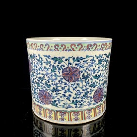An Exquisite Doucai Lotus Pattern Brush Pot