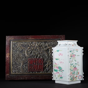 An Exquisite Famille-Rose Flower Pattern Vase