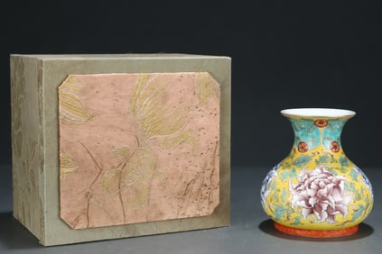 An Exquisite Famille-Rose Peony Pattern Vase