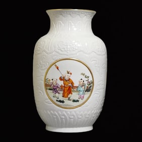An Exquisite Famille-Rose Figure Pattern Vase