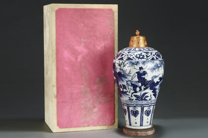 A Huge Blue and White Figure and Story Pattern Bottle