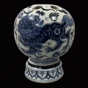 An Exquisite Blue and White Auspicious Beast Pattern Hatstand