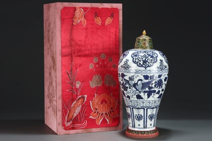 A Huge Blue and White Flower and Phoenix Pattern Bottle