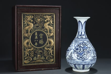 A Rare Blue and White Flower and Phoenix Pattern Vase