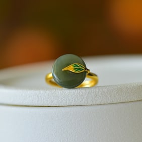 An Exquisite Sterling Silver-Gold Plated Inlaid Sapphire Ring