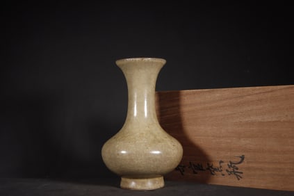 A Exquisite Guan yao Yellow Glazed ice Crackle Pattern Vase