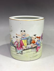 A Exquisite Famille-Rose Figures Pattern Brush Pot