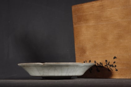 A Exquisite Guan yao Celadon Glzed ice Crackle Pattern Plate