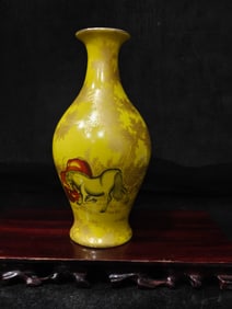 A Exquisite Yellow Ground Painted Gold Horse Pattern Vase