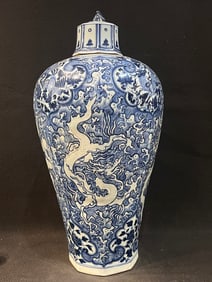 A Exquisite Blue and White Dragon Pattern Vase