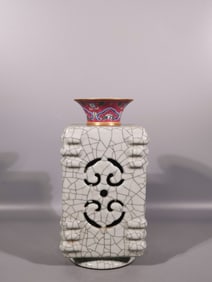 A Exquisite Ge yao Famille-Rose Lotus Pattern Vase