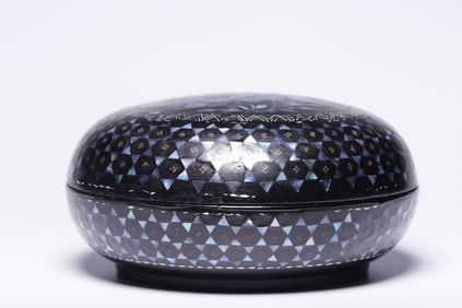 A Rare Black Lacquer Inlaid Mother-of-Pearl Flower Pattern Box