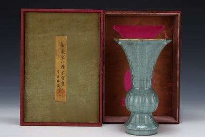 A Exquisite Guan yao ice Crackle Pattern Vase