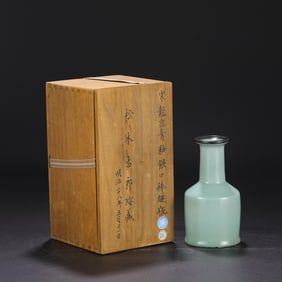 A Exquisite Guan yao Celadon Glzed Vase