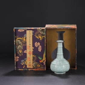 A Exquisite Guan yao Celadon Glzed ice Crackle Pattern Vase, with an Imperial Poem by Emperor