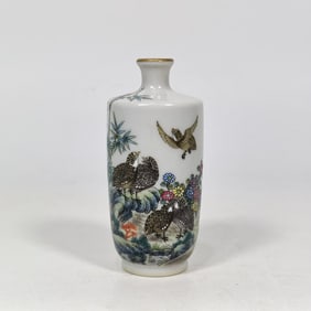 A Exquisite Famille-Rose Flower and Bird Pattern Snuff Bottle, with poem