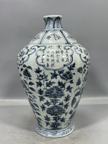 A Exquisite Blue and White Flower Pattern Vase