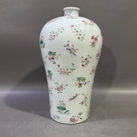 A Exquisite Famille-Rose Butterfly Pattern Vase