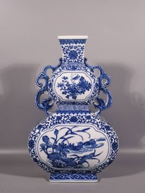A Exquisite Blue and White Lotus Flower and Bird Pattern Double-Ears Gourd-Shaped Vase