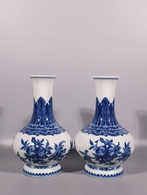 A pair of Exquisite Blue and White Flower and Fruit Pattern Vases