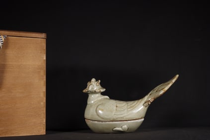 A Exquisite Yue yao Celadon Glzed Bird-Shaped Box