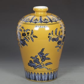 A Exquisite Yellow Ground Blue and White Flower and Fruit Pattern Vase