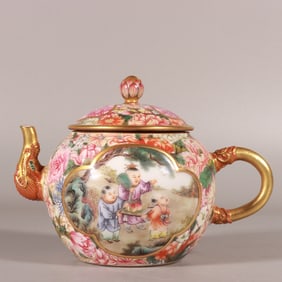 A Exquisite Famille-Rose Figures Pattern Ewer