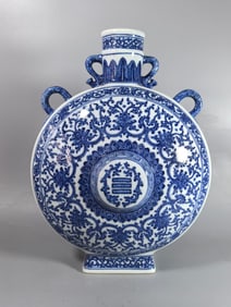 A Exquisite Blue and White Lotus Pattern Vase