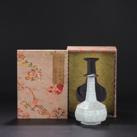 A Exquisite Guan yao Celadon Glzed ice Crackle Pattern Vase, with an Imperial Poem by Emperor