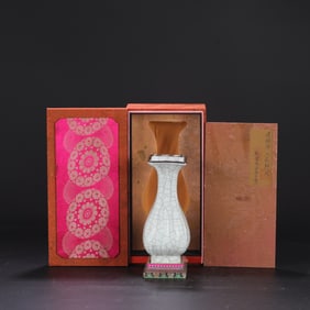 A Exquisite Guan yao Celadon Glzed ice Crackle Pattern Vase, with an Imperial Poem by Emperor
