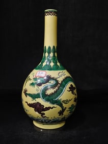 A Exquisite Tri-Color Glazed Dragon Pattern Vase
