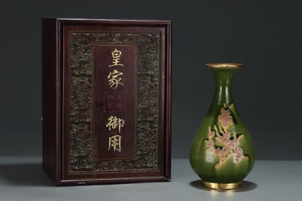 A Exquisite Green Glazed Flower Pattern Vase
