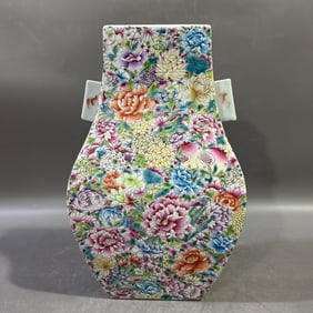 A Exquisite Famille-Rose Flower Pattern Vase