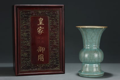 A Exquisite Guan yao Ice Crackle Pattern Vase, with poem