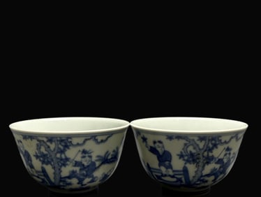 A pair of Exquisite Blue and White Figures Pattern Bowl