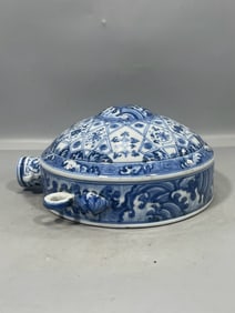 A Exquisite Blue and White Flower Pattern Vase