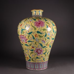 A Exquisite Yellow Ground Famille-Rose Flower Pattern Vase