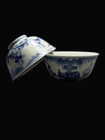 A pair of Exquisite Blue and White Figures Pattern Bowl