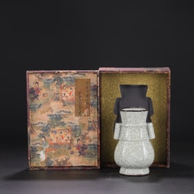 A Exquisite Guan yao Celadon Glzed ice Crackle Pattern Vase, with an Imperial Poem by Emperor