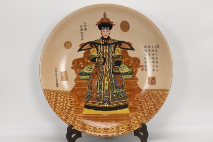 A Exquisite Cream Glaze Famille-Rose Figures Pattern Plate